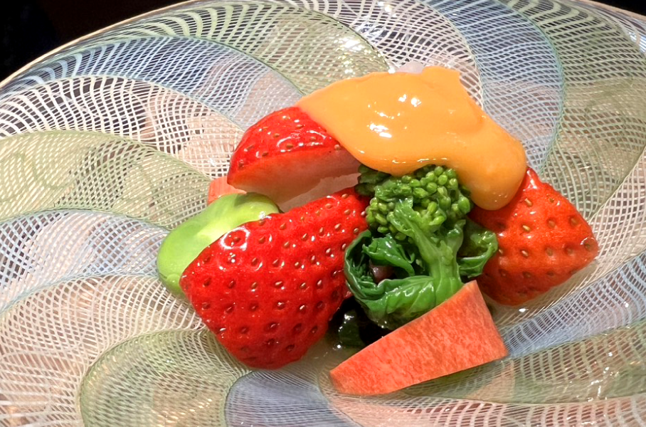 あまおうと春野菜の酢の物 黄身酢掛け