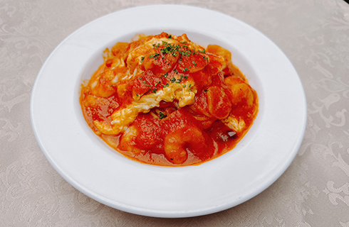海老とガーリックの旨辛トマトソーススパゲッティ　～ふわトロ玉子のせ～