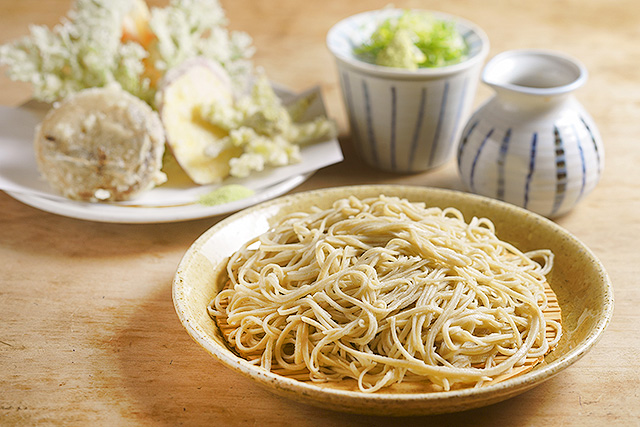 安定した美味しさの蕎麦と四季で変わる野菜の天ぷら