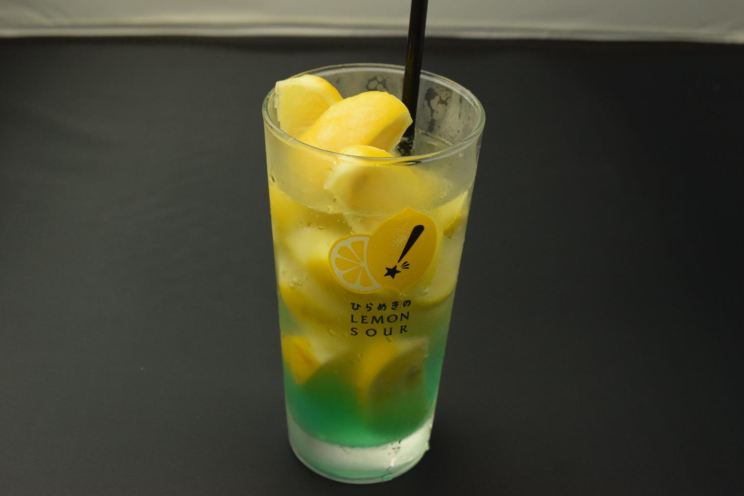 丸ごと1個冷凍レモンの青いレモンサワー